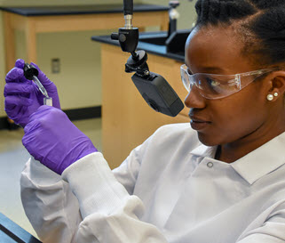 Graduate Teaching Assistant works in the CH 222 lab.