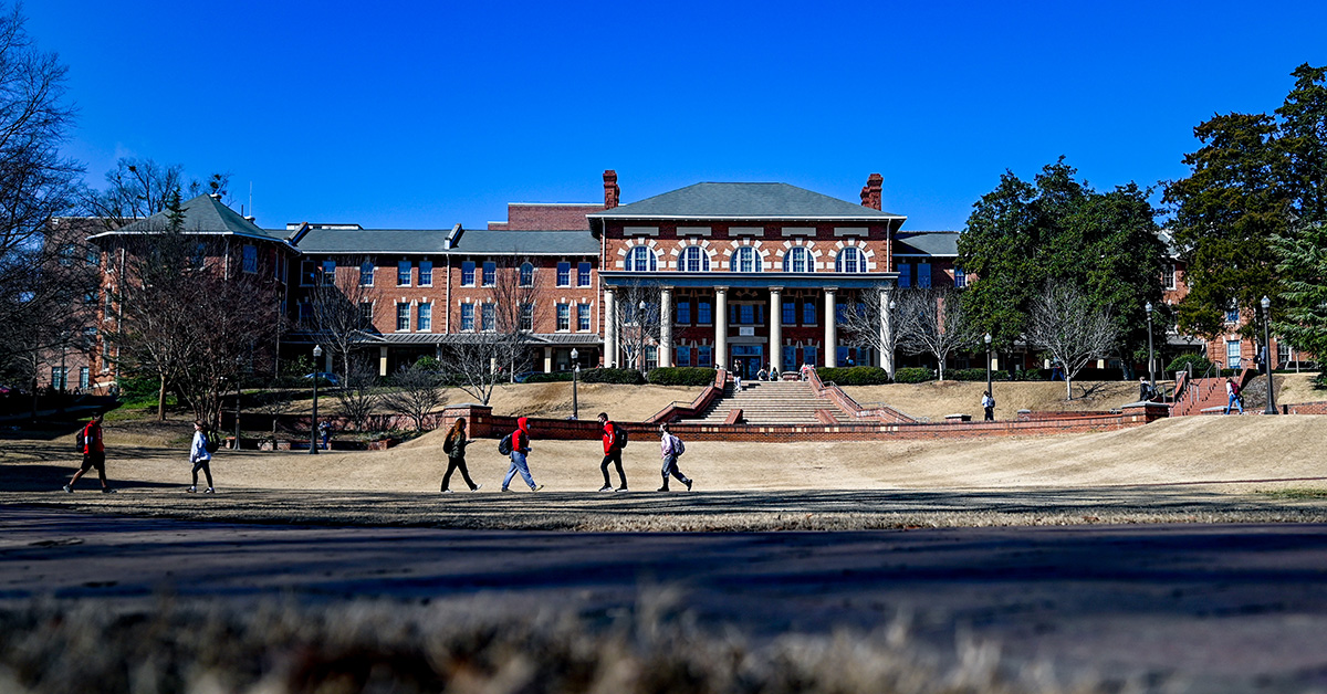 Students walk through the Court of North Carolina in front of the 1911 Building. Photo by Becky Kirkland.